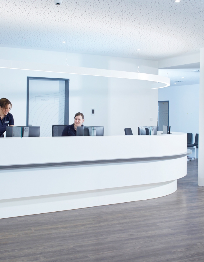 Der Empfangsbereich des MVZ blikk Radiologie Bochum an den Augusta Kliniken. 