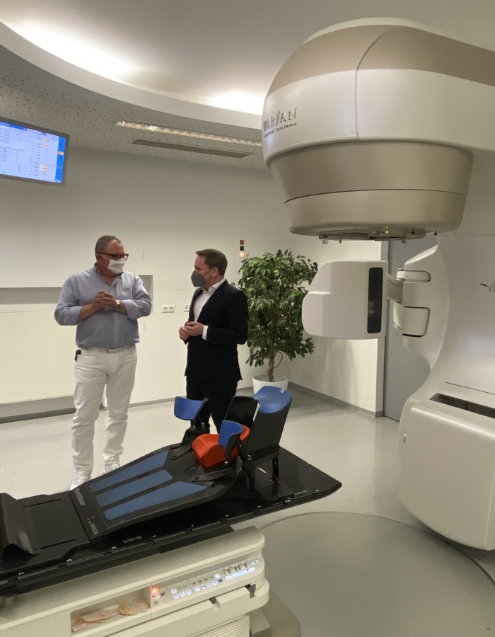 Dr. Volker Ullrich, MdB mit Herrn Dr. Reiter bei der Besichtigung des MVZ Meine Strahlentherapie Augsburg