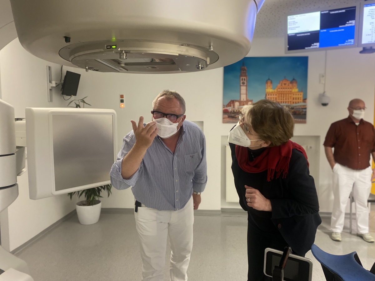 Ulrike Bahr, MdB bei der Besichtigung des Linearbeschleunigers im MVZ Meine Strahlentherapie Augsburg